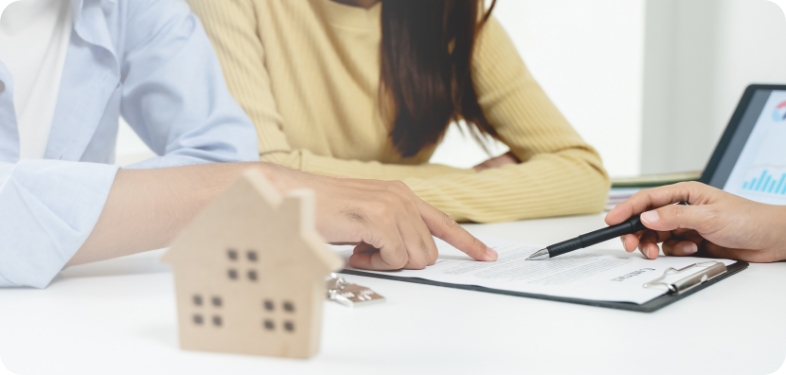 書類を見る様子