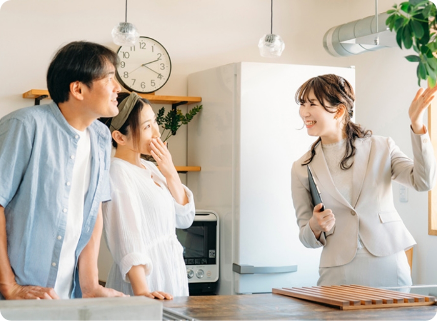 部屋の説明をする人